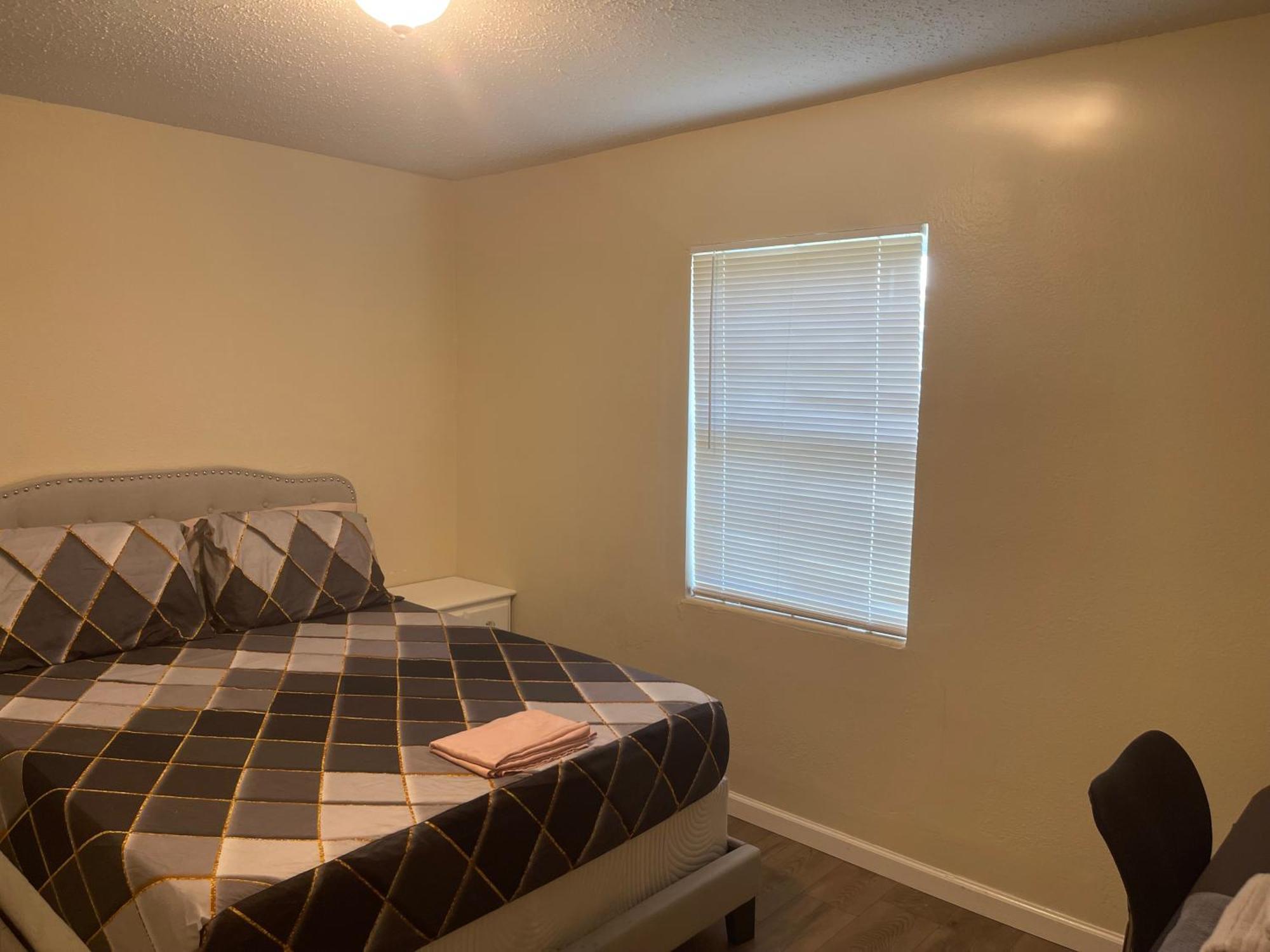 Private Queen Bedroom C Shared Common Spaces 皮尔斯堡 外观 照片