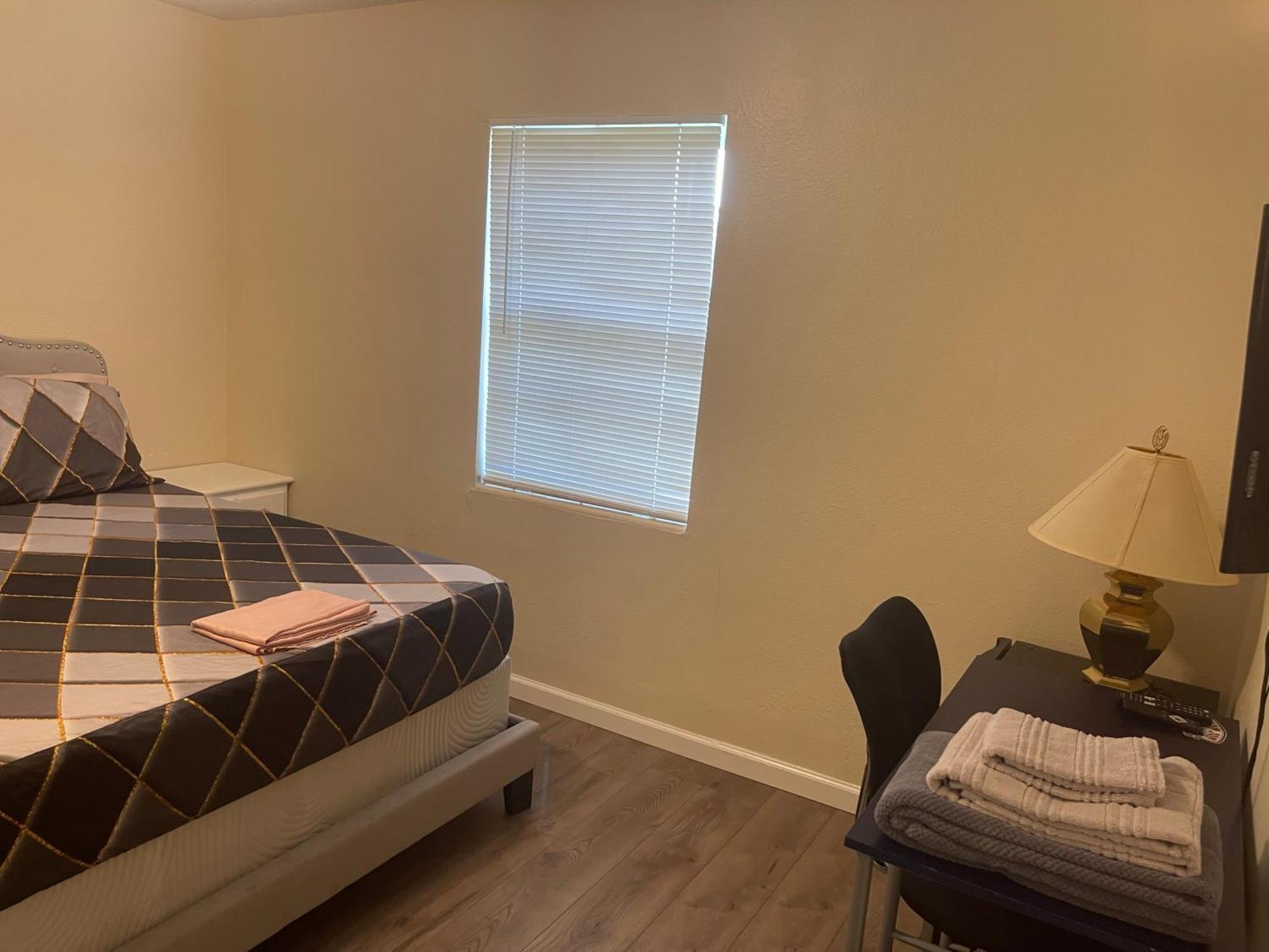 Private Queen Bedroom C Shared Common Spaces 皮尔斯堡 外观 照片